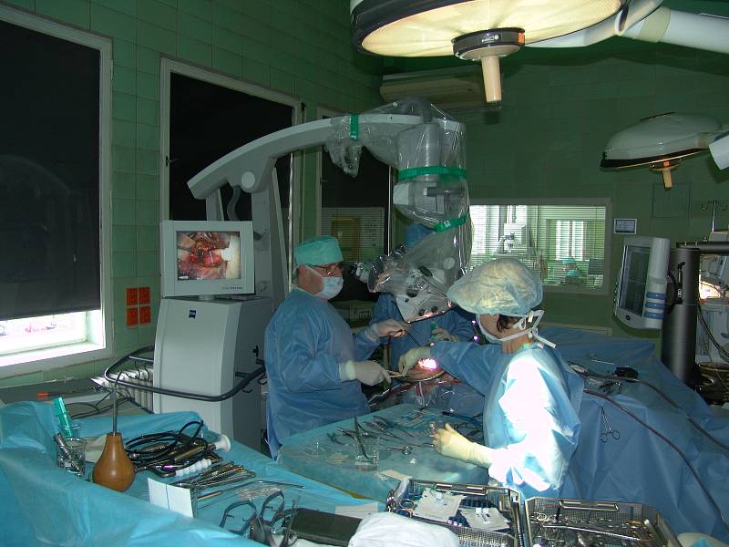 Záběr z operačního sálu při operaci tumoru mozku.