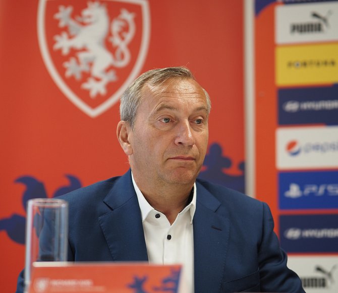 Na novém stadionu v Hradci Králové se během podzimu odehrály dva reprezentační zápasy. Na snímku Richard Jukl během tiskové konference. 