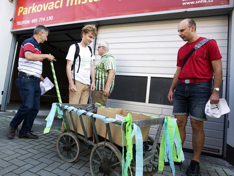 Poukázání na nevyužívanost hradeckého parkovacího domu Kollárova v podání zástupců koalice do komunálních voleb Změna pro Hradec a Strana zelených s podporou Pirátů a senátního kandidáta Pavla Křížka.