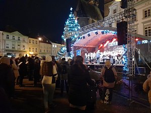 Na Velkém náměstí si lidé zazpívali se Smíšeným pěveckým sborem Smetana pod vedením Jana Jiráčka.