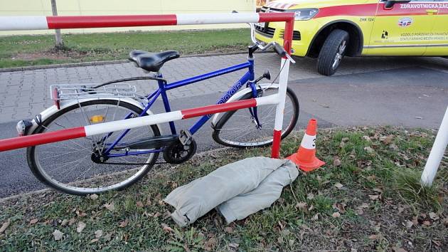 Střet osobního automobilu s cyklistou v ulici Akademika Bedrny v Hradci Králové.