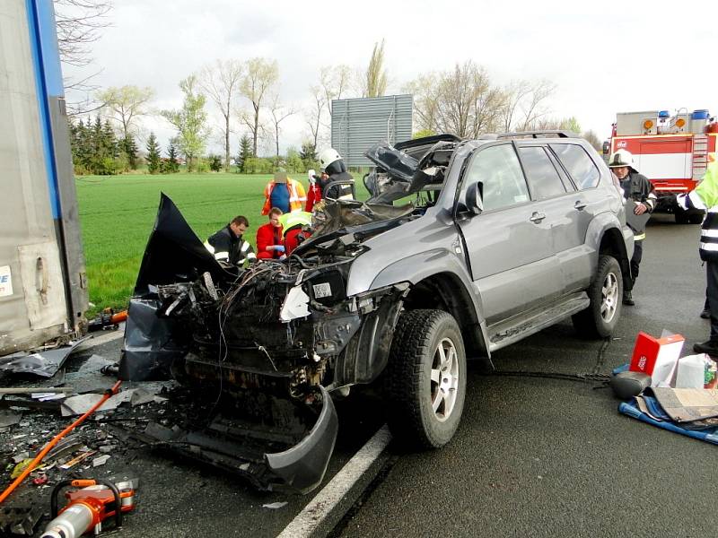 Náraz osobního automobilu do odstaveného kamionu u kruhového objezdu na Stěžery v Hradci Králové.