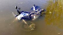 Motocykl v rybníku po srážce s osobním automobilem.
