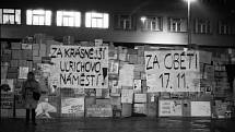 Listopad 1989 v Hradci Králové, "zeď" na Gottwaldově náměstí