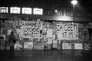 Listopad 1989 v Hradci Králové, "zeď" na Gottwaldově náměstí
