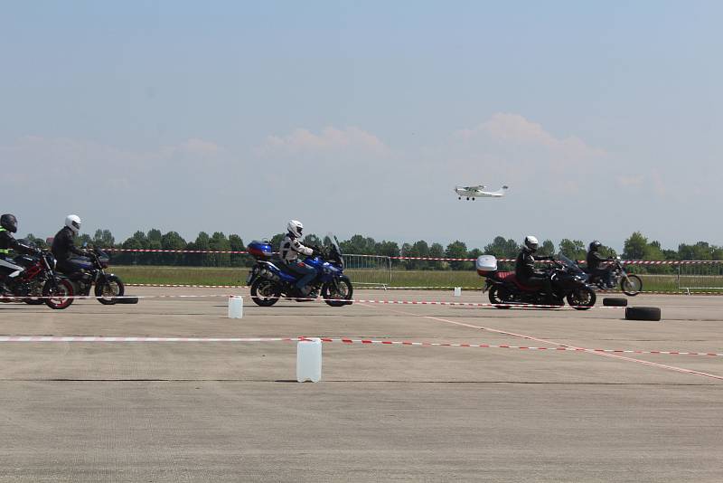 Téměř dvě stovky motorkářek a motorkářů se v sobotu zúčastnily celorepublikové preventivní kampaně Začněme spolu aneb Kolama dolů.