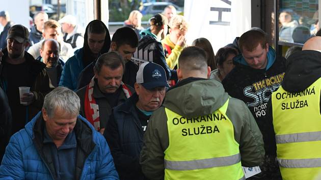 Dnes večer se dají před několika zimními stadiony očekávat fronty u pokladen. Přijďte proto na zápasy svého týmu raději včas.