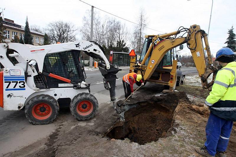 Vodovodní potrubí v pátek ráno prasklo také v Malšově Lhotě na východním okraji Hradce Králové