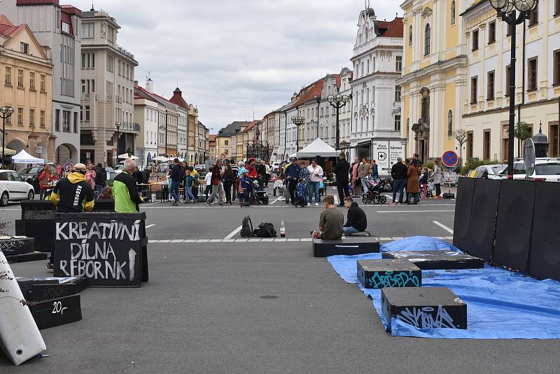 Velké náměstí v neděli odpoledne ožilo uměním.