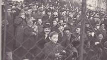 Zaplněné tribuny starého stadionu u nemocnice 1956.