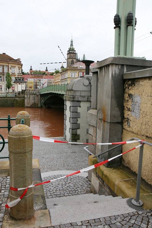 Rozbouřené Labe v Hradci Králové.