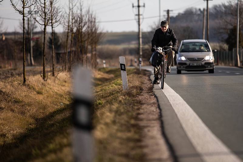 Cyklista na silnici mezi Hradcem Králové a Slatinou.