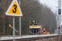 Práce na zdvoukolejnění železniční trati Hradec Králové - Pardubice.