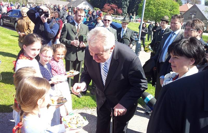 Prezident dorazil do Holovous na Jičínsku. Na přivitání dostal panák pálenky a koláče, které upekly místní ženy.