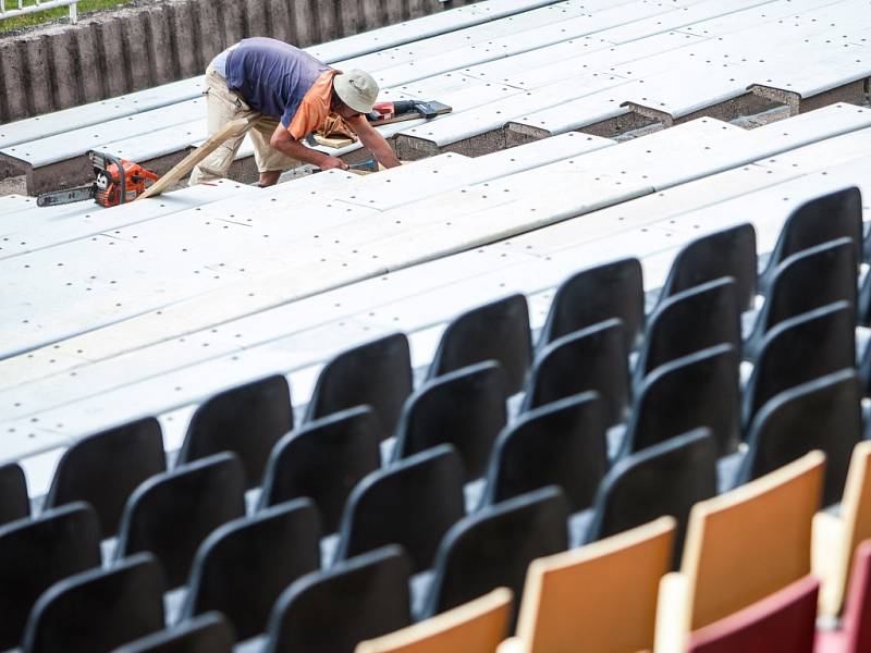 Přestavba východní tribuny na Všesportovním stadionu v hradeckých Malšovicích.