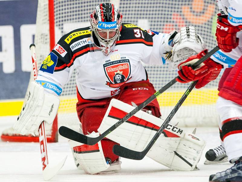 Hokejová extraliga: Mountfield HK - HC Oceláři Třinec.