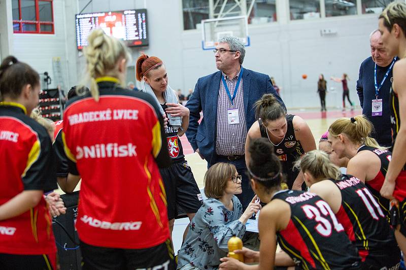 Finálový zápas finálového turnaje Českého poháru basketbalistek v Karlových Varech: KP Brno - Sokol Nilfisk Hradec Králové (v černém).