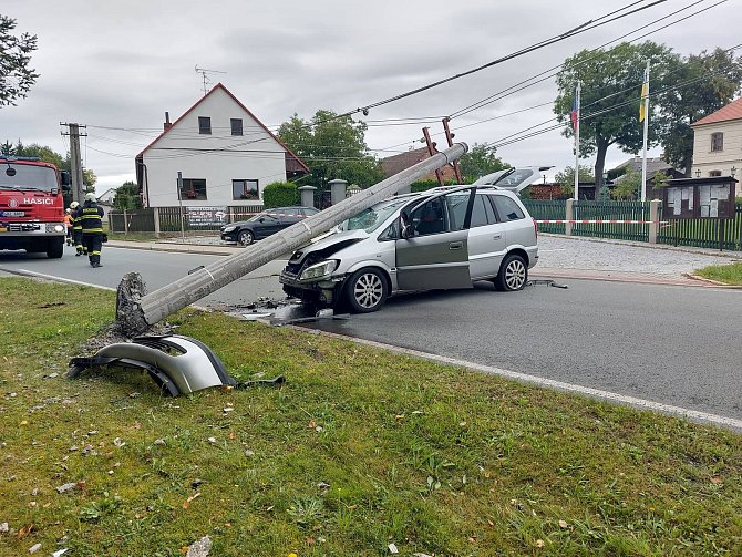 Padesátiletá řidička přerazila v Bělči na Hradecku betonový sloup. U nehody pomáhali hasiči, policisté i energetici.