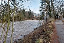 Labe ve Smiřicích na Hradecku místy připomínalo divokou řeku.