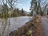 Labe ve Smiřicích na Hradecku místy připomínalo divokou řeku.