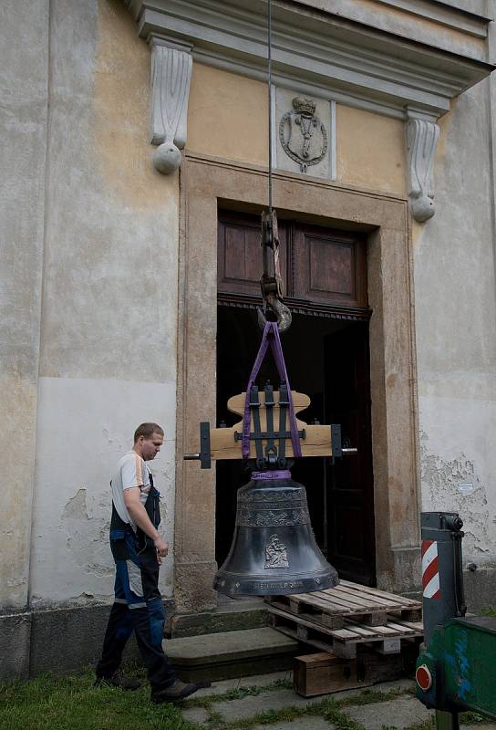 Poslední přípravy a konečně nahoru. V polovině července se do Stěžer vrátily „ukradené“ zvony.