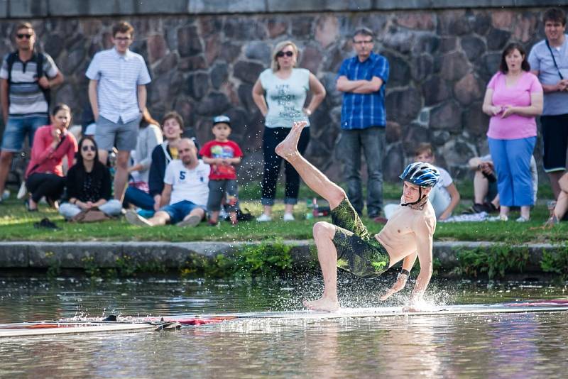 Zdolávání Trubačovy lávky v rámci Dne Labe na Eliščině nábřeží v Hradci Králové.