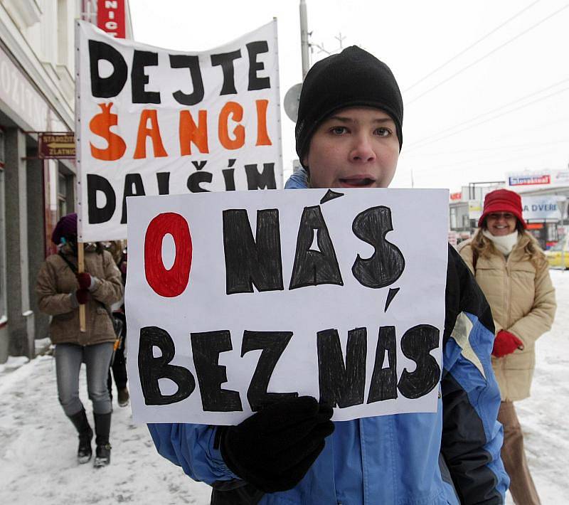 Na dvě stě studentů dalo vědět krajskému zastupitelstvu, že zrušení jejich čtyřletého oboru, které odhlasovala Rada Královéhradeckého kraje v půlce října, je špatné rozhodnutí (2. prosince 2010).