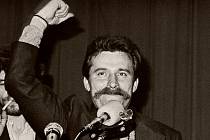 Vůdce stávkujících Lech Wałęsa po podepsání porozumění s vládnoucími komunisty, kteří souhlasili se vznikem nezávislého odborového hnutí Solidarita.