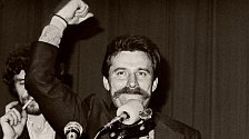 Vůdce stávkujících Lech Wałęsa po podepsání porozumění s vládnoucími komunisty, kteří souhlasili se vznikem nezávislého odborového hnutí Solidarita.