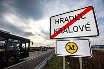 Cedule označují povinnost platit mýto i na "Hradubické" z Hradce Králové směr Pardubice. V krátkém kilometrovém úseku tak musí platit i autobusy MHD.