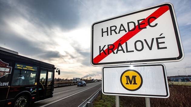 Cedule označují povinnost platit mýto i na "Hradubické" z Hradce Králové směr Pardubice. V krátkém kilometrovém úseku tak musí platit i autobusy MHD.