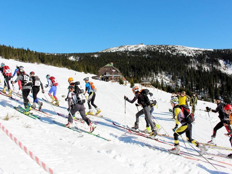 Příslušníci HZS Královéhradeckého kraje na Otevřeném přeboru Armády České republiky ve sportovním skialpinismu.