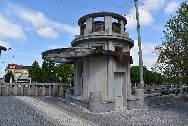 Nedávno opravená rotunda na Eliščině nábřeží. Brzy by v ní měla začít fungovat prodejna zmrzliny.