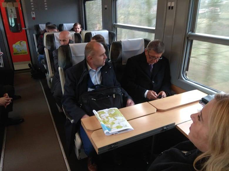 Premiér Andrej Babiš ve vlaku.