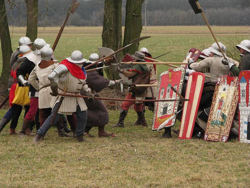 Řinčely zbraně, hřměly výstřely z děla, ke slovu „přišly“ také kameny či praky. Na trávě se skončili ti, kteří padli.