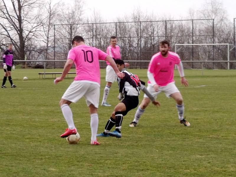 Krajská fotbalová I. A třída: FC Nový Hradec Králové - TJ Lokomotiva Hradec Králové.