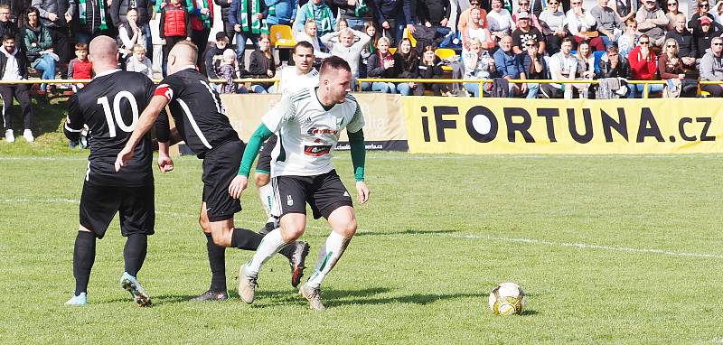 Televizní duel I. A třídy Stěžery (v tmavém) vs. Kunčice 1:5.