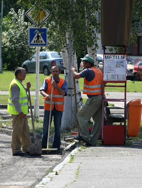 Opravy části Veverkovy ulice, kde firma M–Silnice opravuje povrchy vozovky, dvou zálivů v zastávkách městské hromadné dopravy a výškově vyrovnává blízkou křižovatku.