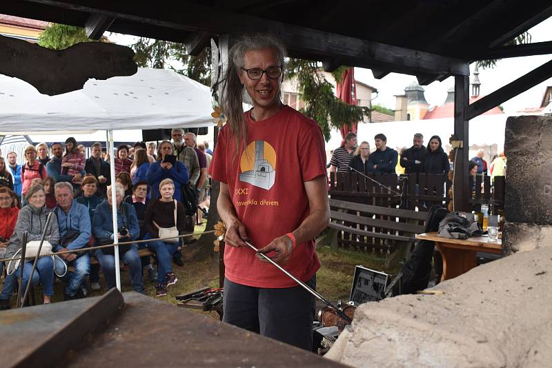 Mistři skláři o víkendu v Deštném  pod širým nebem foukali a tvarovali sklo tak, jak se to v Orlických horách dělalo po staletí.