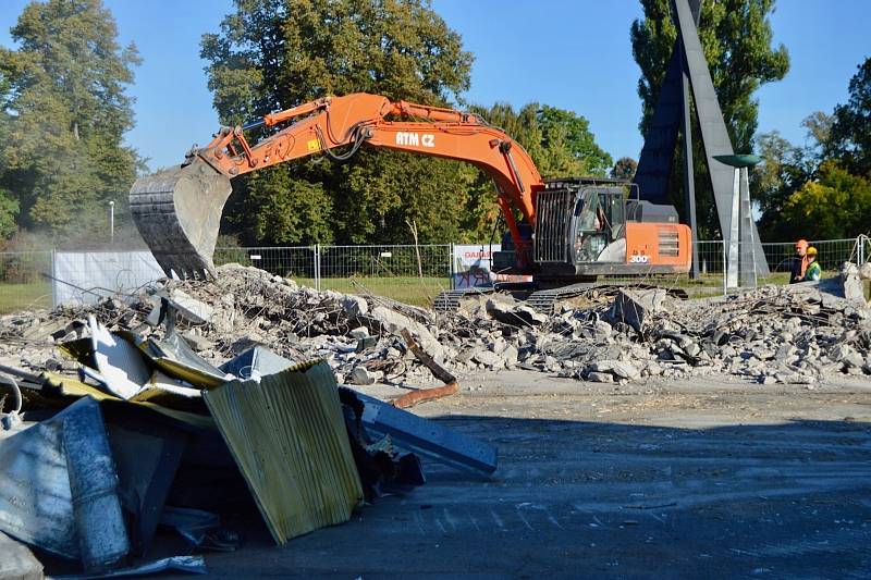 Bagry už zcela zdemolovaly hlavní bránu s pokladnami. Zmizely i sociální zařízení, schody na západní tribunu nebo skoro 50 let stará světelná tabule.