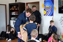 Soudní exekutor Martin Štika přivezl velikonoční nadílku dětem v Dětském domově Nechanice.