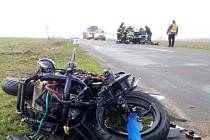 Osudný střet motorkáře s osobním automobilem u Nepolis.