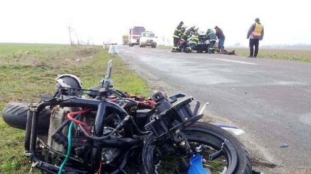 Osudný střet motorkáře s osobním automobilem u Nepolis.