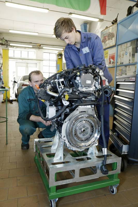 Regionální kolo celostátní odborné soutěže studentů Automechanik Junior 2016 na půdě pořádající SOŠ a SOU Vocelova Hradec Králové.