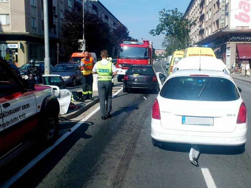 Dopravní nehoda na Gočárově třídě v Hradci Králové.