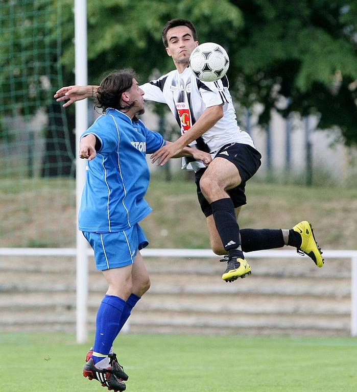 Z divizního duelu Holice - Hradec B (černobílý dres)