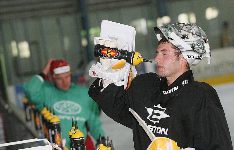 Prvoligoví hokejisté HC VCES Hradec Králové vstoupili do druhé fáze přípravy. Vyjeli na led malé haly ČEZ Stadionu