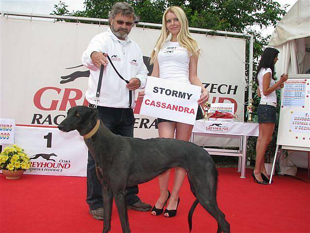 Greyhound Day, svátek greyhoundů na závodišti chrtů v Praskačce u Hradce Králové s Heidi Janků.