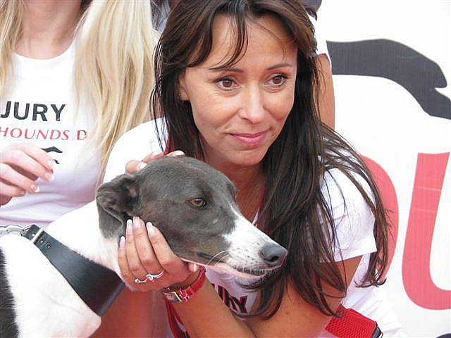 Greyhound Day, svátek greyhoundů na závodišti chrtů v Praskačce u Hradce Králové s Heidi Janků.