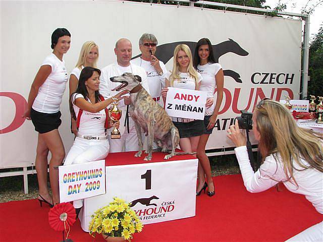 Greyhound Day, svátek greyhoundů na závodišti chrtů v Praskačce u Hradce Králové s Heidi Janků.